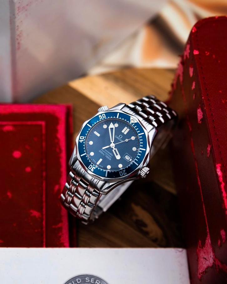 Omega 2561.80 Seamaster 300M  - Erg compleet, Sieraden, Tassen en Uiterlijk, Smartwatches, Zo goed als nieuw, iOS, Blauw, Conditie