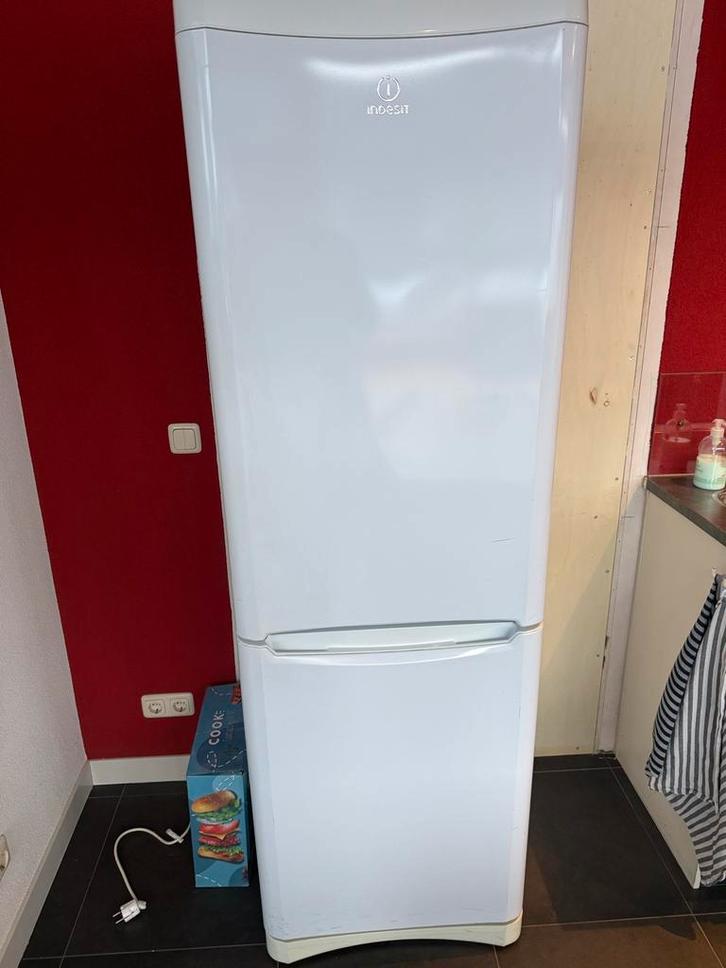 Indesit Koelvriescombinatie, Witgoed en Apparatuur, Koelkasten en IJskasten, Gebruikt, Met vriesvak, 200 liter of meer, 160 cm of meer
