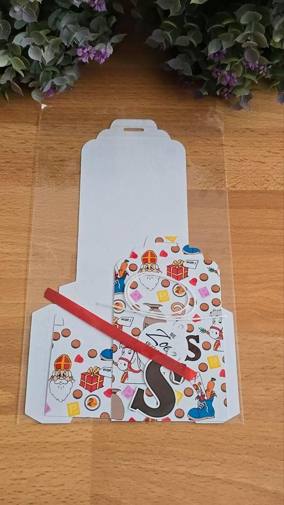 Zelfgemaakt DIY pakketje Sinterklaas doosje letter S, Hobby en Vrije tijd, Kaarten | Zelfgemaakt, Zo goed als nieuw, Overige thema's