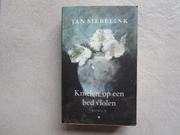 JAN SIEBELINK : Knielen op een bed violen, Boeken, Romans, Zo goed als nieuw, Ophalen of Verzenden