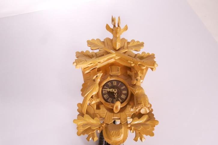 Lichte houten koekoeksklok met houtsnijwerk en kettingen, Antiek en Kunst, Antiek | Klokken, Ophalen of Verzenden