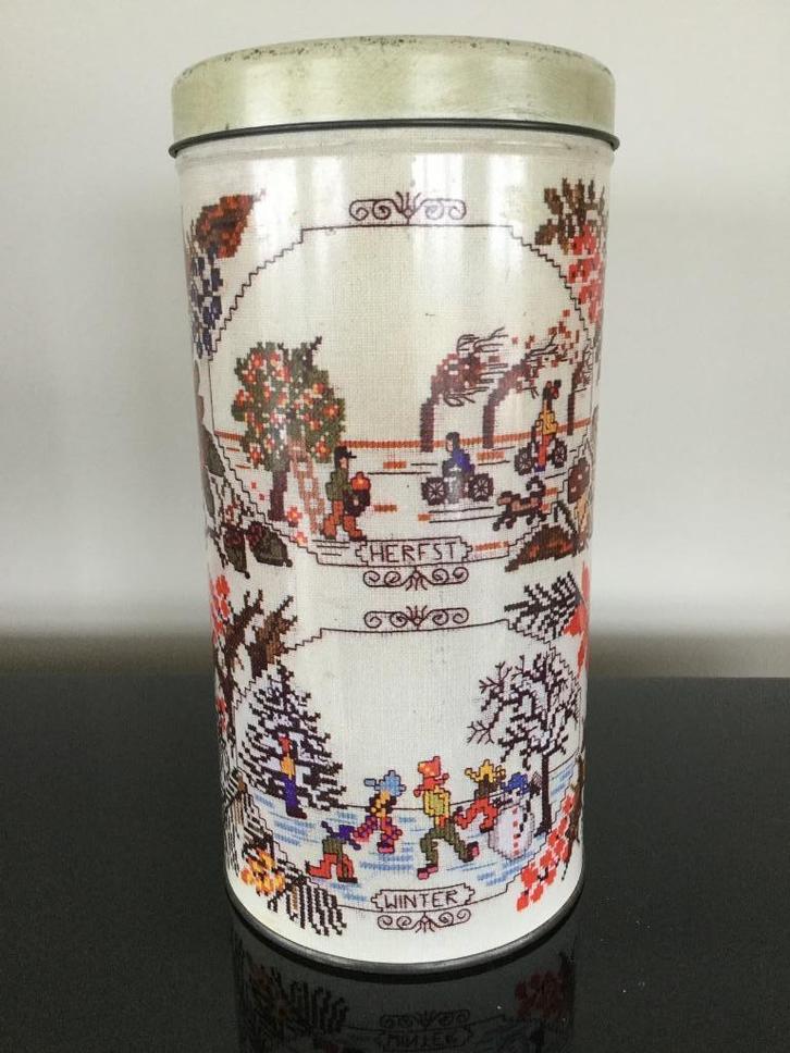 Arks beschuitbus, afb vier jaargetijden geborduurde print., Verzamelen, Retro, Huis en Inrichting, Ophalen of Verzenden