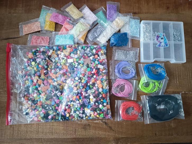 Kralen en armbandjes, knutselplezier., Hobby en Vrije tijd, Kralen en Sieraden maken, Zo goed als nieuw, Kraal, Ophalen of Verzenden