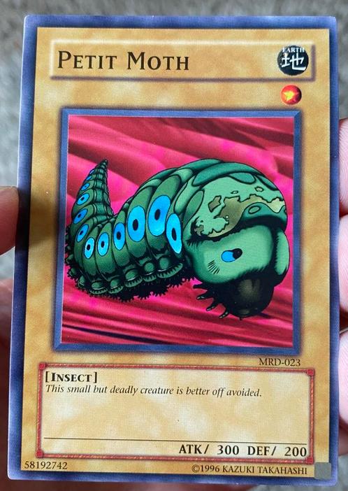Yu-Gi-Oh! Petit Moth LOB Old US Wavy Print !, Hobby en Vrije tijd, Verzamelkaartspellen | Yu-gi-Oh!, Zo goed als nieuw, Losse kaart