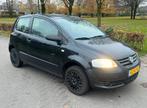 Volkswagen Fox 1.2 40KW 2006 Zwart NIEUWE APK - 14 maanden, Auto's, Voorwielaandrijving, 54 pk, 4 stoelen, 1198 cc