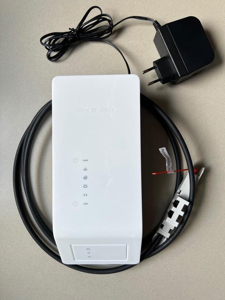 Genexis glasvezel modem + Adaptor DSA-24PFD-15 FEU 120200, Computers en Software, Routers en Modems, Gebruikt, Ophalen