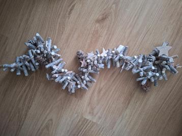 Kerst guirlande-Kerstslinger van hout-dennenappels-sterren beschikbaar voor biedingen