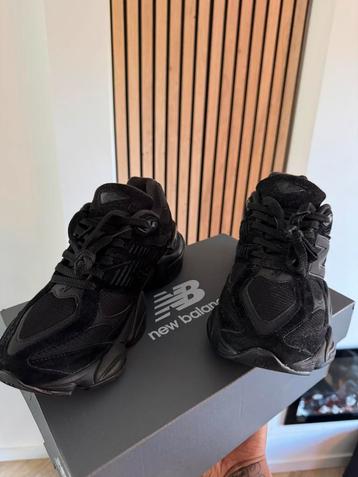 New Balance 9060 drievoudig zwart maat 43 beschikbaar voor biedingen