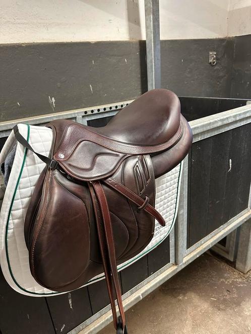 Devoucoux springzadel 17,5 inch, Dieren en Toebehoren, Paarden en Pony's | Zadels, Zo goed als nieuw, Springen, Ophalen of Verzenden