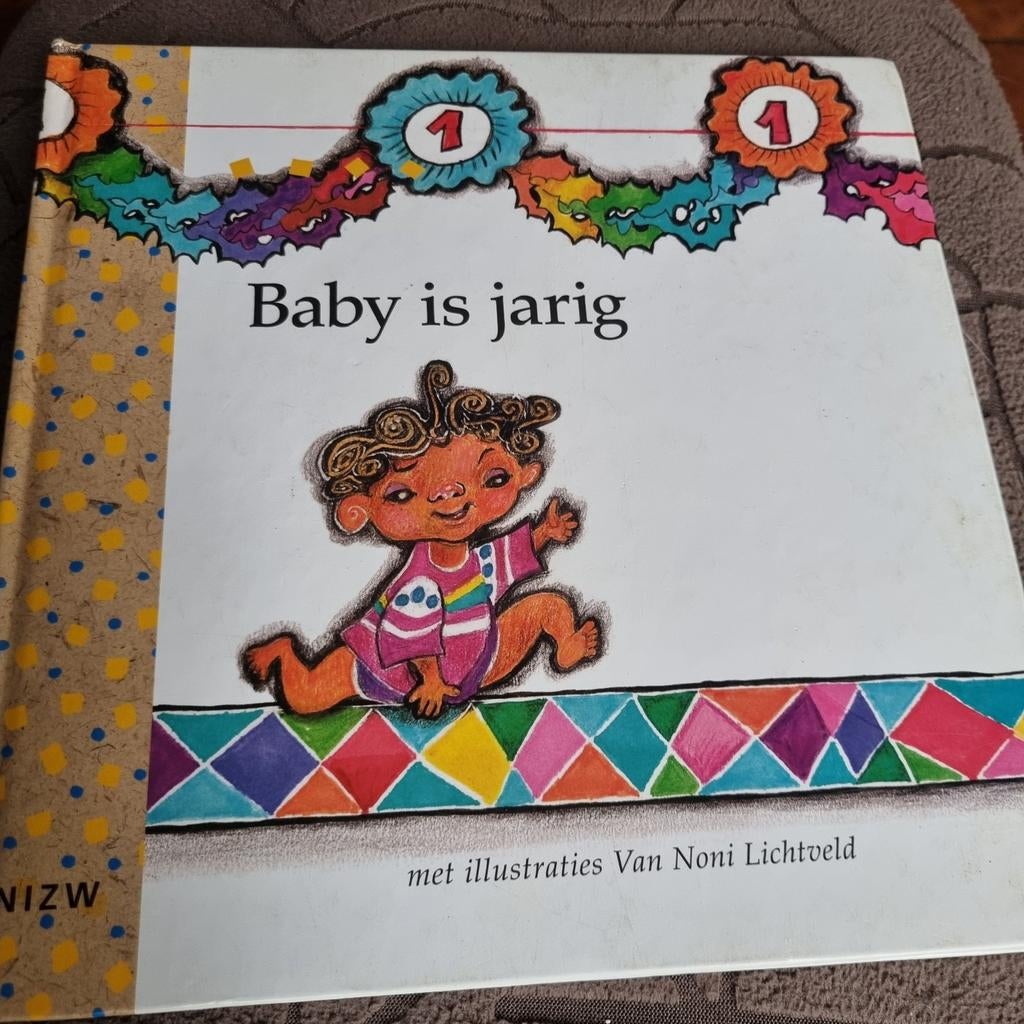 Baby is jarig - Van Noni Lichtveld - prentenboek, Ophalen of Verzenden, Zo goed als nieuw, Van Noni Lichtveld