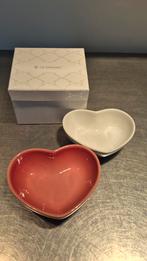 NIEUW! 2 CREUSET SCHAALTJES WITTE EN ROZE, Huis en Inrichting, Keuken | Servies, Nieuw, Ophalen of Verzenden, Schaal of Schalen