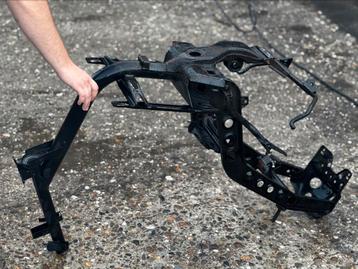 Skr 125 frame + swingarm en subframe beschikbaar voor biedingen
