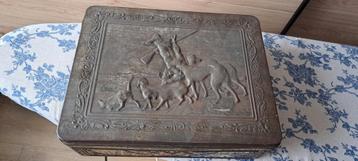 Oud reliëf blik jacht tafereel beschikbaar voor biedingen