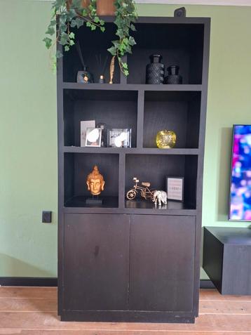 Kast beschikbaar voor biedingen