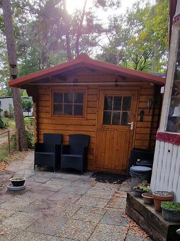 Houten Tuinhuis met Overkapping beschikbaar voor biedingen