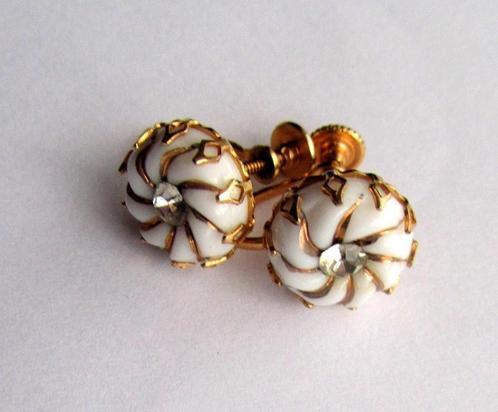 Vintage Witte glazen Madeliefjes schroef oorbellen verguld, Sieraden, Tassen en Uiterlijk, Oorbellen, Zo goed als nieuw, Knopjes of Stekers