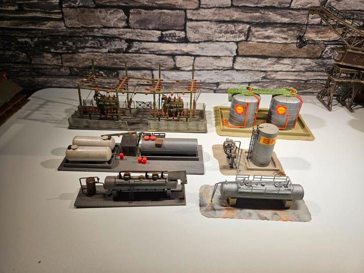 Fabrieksterrein tanks stroomcentrale N spoor trein 1:160, Hobby en Vrije tijd, Modeltreinen | N-Spoor, Gebruikt, Brug, Tunnel of Gebouw