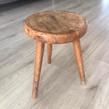 Houten krukje beschikbaar voor biedingen