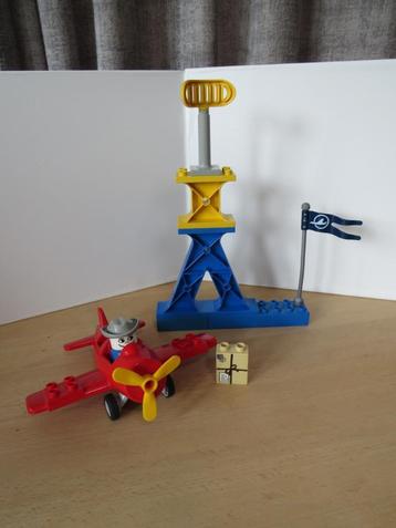 duplo lego post vliegtuig met radar en vlaggenmast beschikbaar voor biedingen