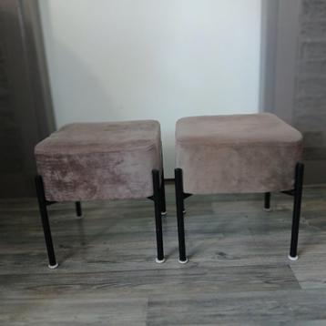 2 Voetenbankjes / Krukjes - 30x30x30 cm izgs  
 beschikbaar voor biedingen