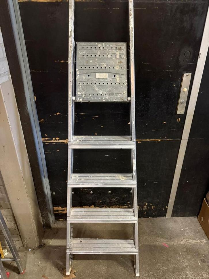 Aluminium trap met platform, Doe-het-zelf en Verbouw, Ladders en Trappen, Gebruikt, Trap, 2 tot 4 meter, Opvouwbaar of Inschuifbaar
