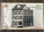 Model power USA, “Delta Fraternity House” bouwpakket HO 1/87, Hobby en Vrije tijd, Modeltreinen | H0, Overige merken, Gelijkstroom of Wisselstroom