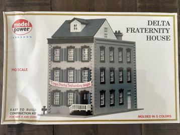 Model power USA, “Delta Fraternity House” bouwpakket HO 1/87 beschikbaar voor biedingen