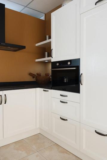 Landelijke showroomkeuken wit Atag Arden Blue suede beschikbaar voor biedingen