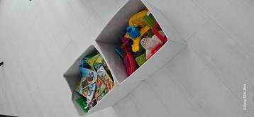 2 dozen vol DUPLO met handleidingen beschikbaar voor biedingen