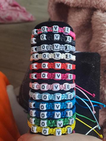 Love armbandje beschikbaar voor biedingen