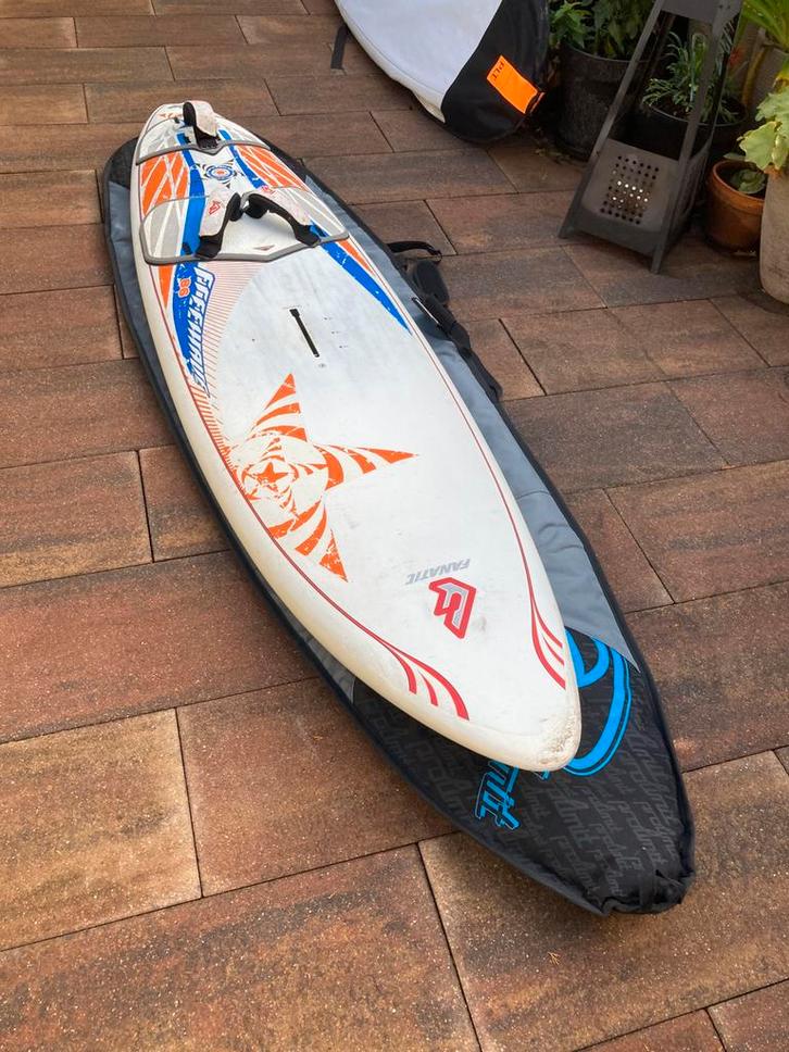 Surfboard Fanatic Freewave 86L, Watersport en Boten, Windsurfen, Zo goed als nieuw, Plank, Minder dan 250 cm, Met vin(nen), Met draagtas