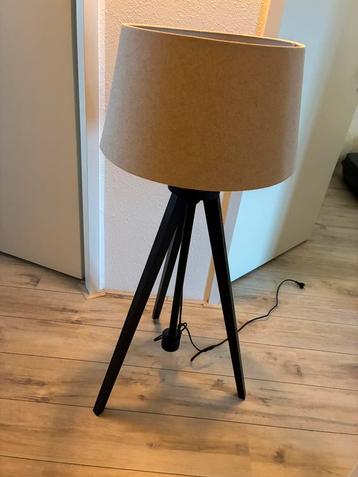 Vloerlamp driepoot beschikbaar voor biedingen