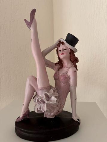 Burlesque beeldje van hars beschikbaar voor biedingen