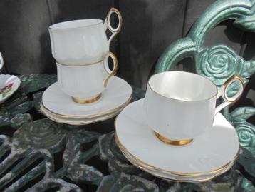 Engelse 3 x Kop en schotel Elizabethan roomwit met goud bies beschikbaar voor biedingen