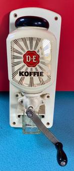 Wandkoffie molen Douwe Egberts, Ophalen