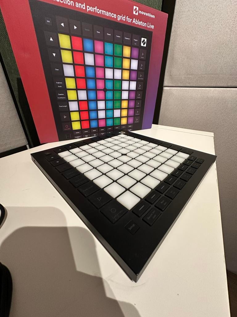 Novation Launchpad - MIDI Controller, Muziek en Instrumenten, Midi-apparatuur, Ophalen of Verzenden, Zo goed als nieuw