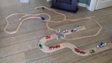 Houten trein met rails beschikbaar voor biedingen