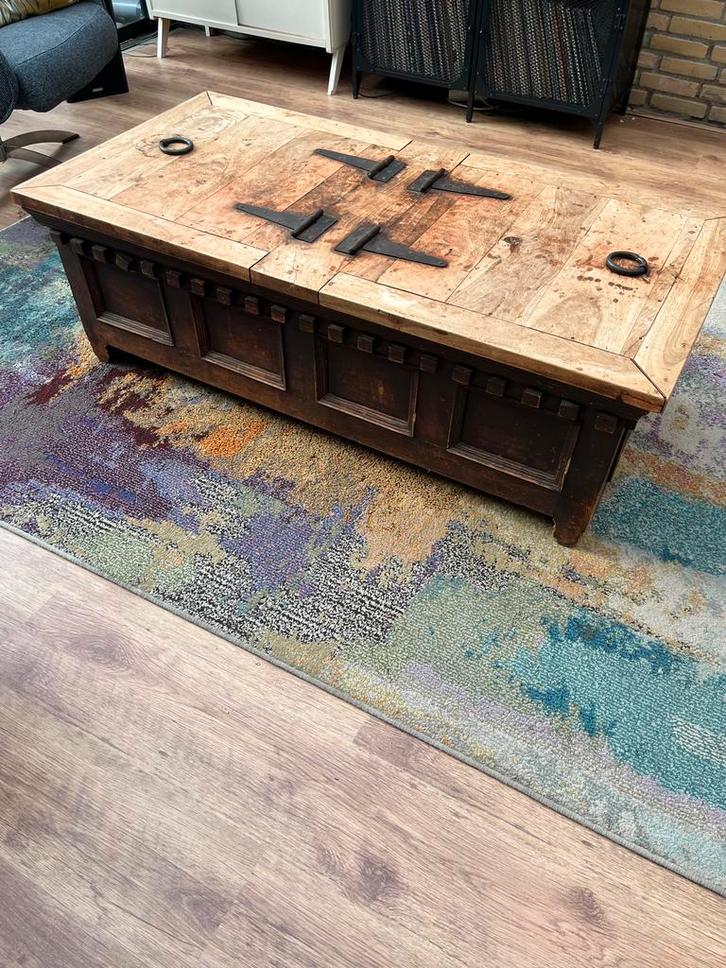 Mooie bewerkte eiken dekenkist met gietijzeren beslag, Huis en Inrichting, Tafels | Salontafels, Gebruikt, 50 tot 75 cm, 50 tot 100 cm