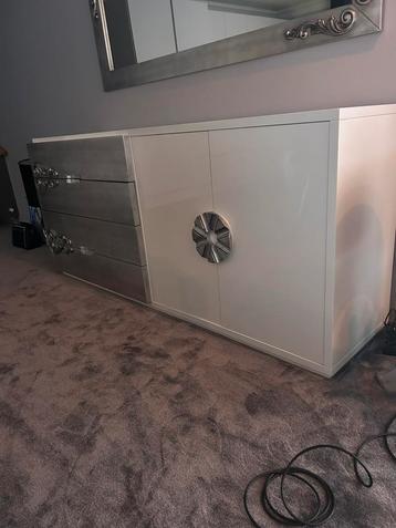 Hoog glans wit beschikbaar voor biedingen