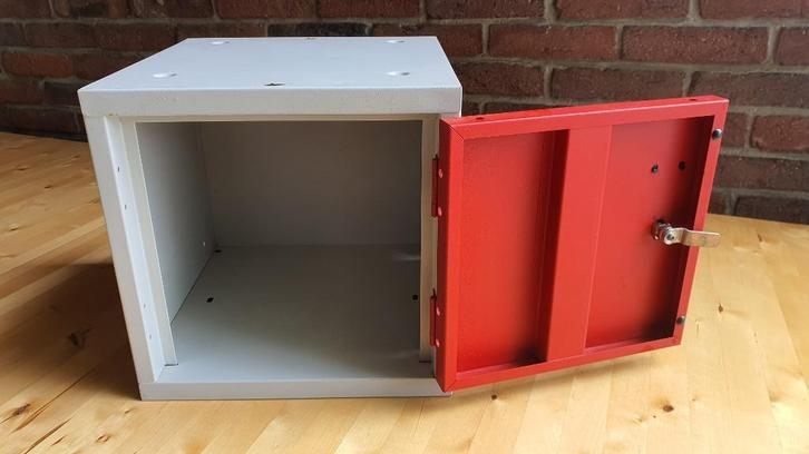 Metalen kluis / locker met sleutel – robuust staal kastje, Huis en Inrichting, Kasten | Lockerkasten, Gebruikt, Ophalen of Verzenden