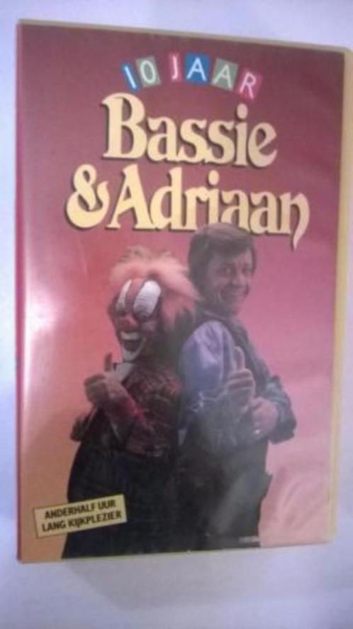 10 jaar Bassie & Adriaan VHS, Cd's en Dvd's, VHS | Kinderen en Jeugd, Kinderprogramma's en -films, Alle leeftijden, Ophalen of Verzenden