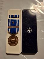 Medaille NATO Former Joegoslavië, Ophalen of Verzenden, Landmacht, Nederland, Lintje, Medaille of Wings