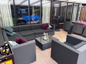 Luxe loungeset met hoekbank, tafel en fauteuil beschikbaar voor biedingen