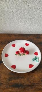 Bijzonder bordje met paddestoelen, hartjes en vlinder, Huis en Inrichting, Keuken | Servies, Ophalen of Verzenden, Nieuw, Overige stijlen
