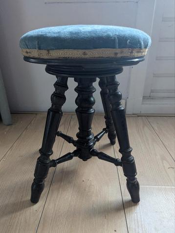 brocante - piano krukje uit Belgie beschikbaar voor biedingen
