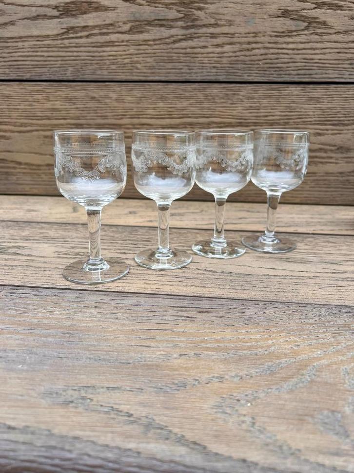 4 antieke glaasjes voor likeur digestief geslepen glas, Verzamelen, Glas en Borrelglaasjes, Zo goed als nieuw, Borrel- of Shotglas