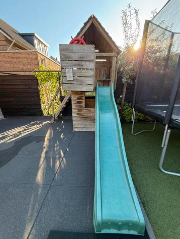 Houten speeltoestel met glijbaan, balkon met stuur beschikbaar voor biedingen