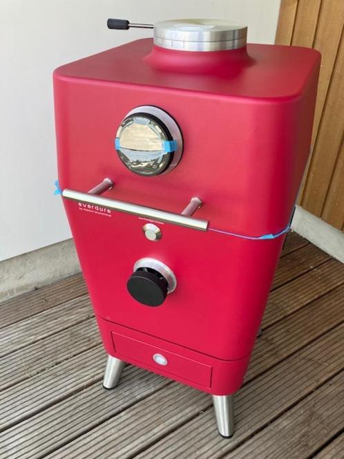 Everdure 4K Houtskoolbarbecue Rood by Heston Blumenthal, Tuin en Terras, Houtskoolbarbecues, Nieuw, Met accessoires, Ophalen