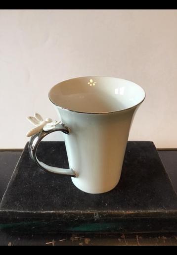 Mooie grote mok met oud-zilver kleurig oor en libelle op oor beschikbaar voor biedingen