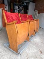 Antieke gestoffeerde theaterstoelen, Ophalen